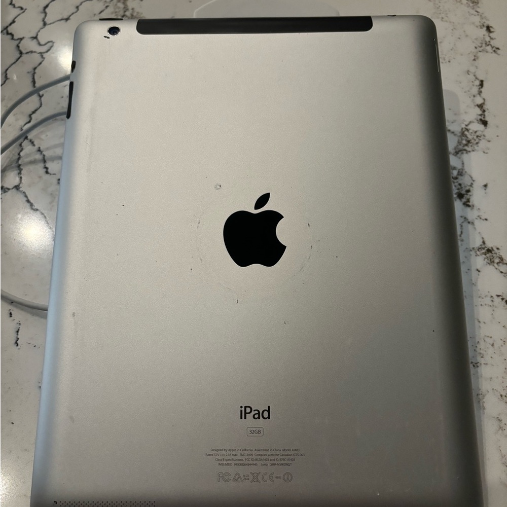 iPad 3rd Gen / 32GB - Picture 2 of 8